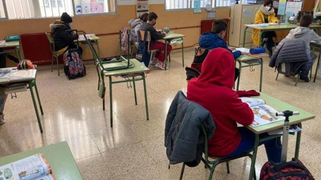 Alumnnos durante una clase en un colegio distanciados para evitar contagios por Covid / EP