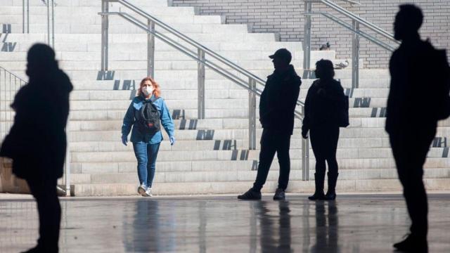 Una ciudadana en Barcelona con mascarilla para evitar el contagio con SARS-CoV-2 / EFE