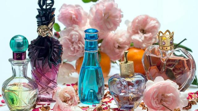 Frascos con distintos perfumes