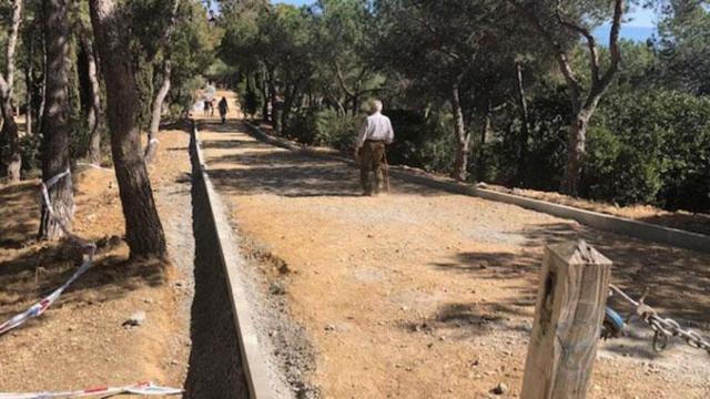 Camino en obras con paseantes en el Turó de la Rovira / CG