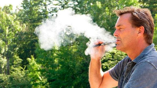 Un hombre fuma un cigarrillo electrónico / PIXABAY
