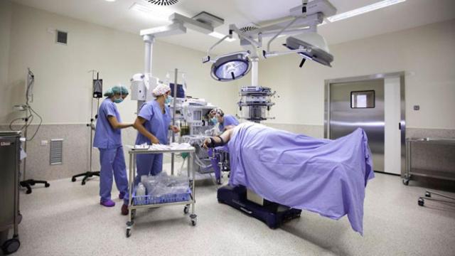 Una operación en el quirófano de un hospital español / CG