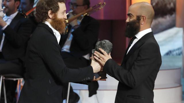 Carlos Diez recoge el Goya al mejor diseño de vestuario en nombre de Paola Torres por '1989' / EFE