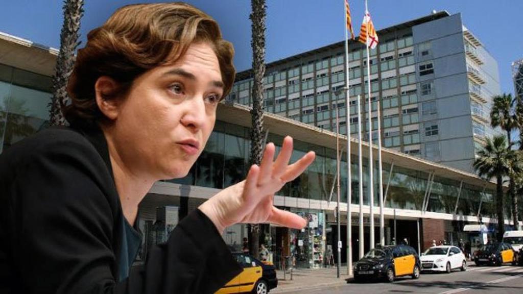 La alcaldesa de Barcelona, Ada Colau, y la fachada del Hospital del Mar.
