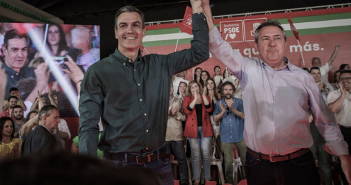 Pedro Sánchez y Juan Espadas, en el mitin de Dos Hermanas / EFE - Julio Muñoz
