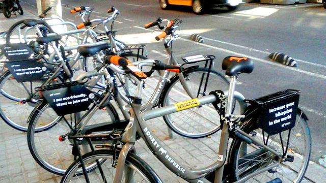 Las bicicletas de Donkey Republic ocupan los aparca-bicis municipales de las aceras de Barcelona / CG
