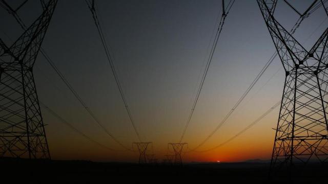 Imagen de dos torres de electricidad