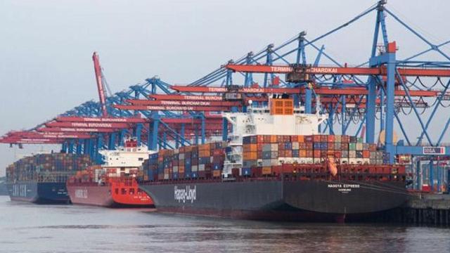 Varios barcos de transporte de mercancías en un puerto / ICS