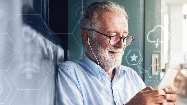 Un pensionista que ha optado por seguir trabajando navega con su dispositivo / FREEPIK