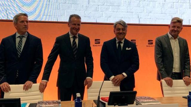 El consejero delegado de Volkswagen, Herbert Diess (2i), junto al presidente de Seat, Luca de Meo (2d), en la presentación de resultados de 2018 del grupo / CG
