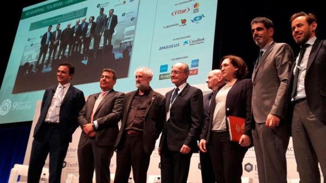 Ada Colau (c), alcaldesa de Barcelona, en el Foro de Liderazgo Turístico Exceltur celebrado hoy en Madrid / TWITTER