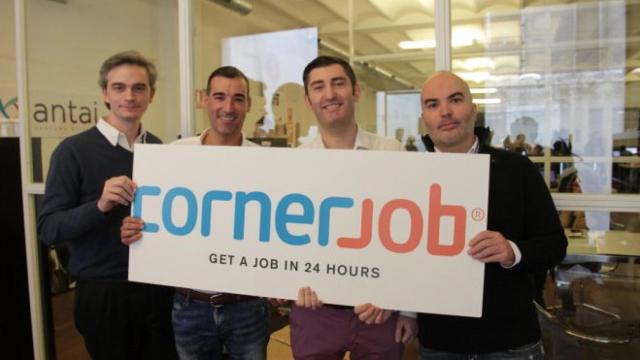 Los fundadores de CornerJob posan con el emblema de la marca / CG