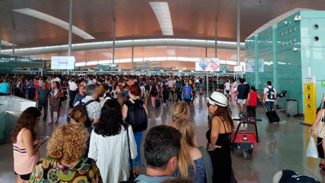 Colas de hasta dos horas el jueves en el aeropuerto de El Prat de Barcelona / Twitter