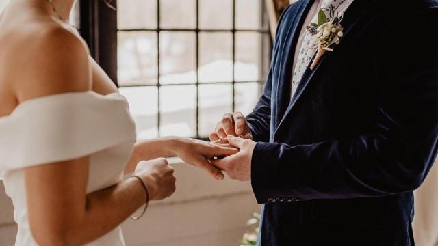 Una pareja de recién casados se intercambia los anillos en el día de su boda / PEXELS