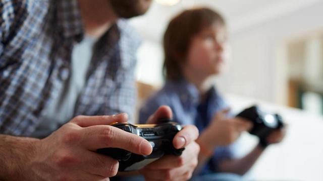 Padre e hijo jugando a videojuegos / FREEPIK