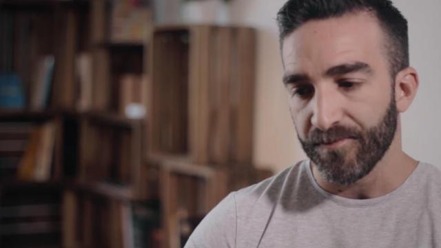 El diputado socialista Francisco Polo, mientras explica su emotiva historia sobre cómo salió del armario / YOUTUBE