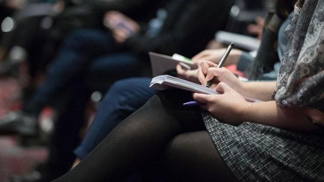 Personas asistiendo a una clase para aprender catalán / UNSPLASH