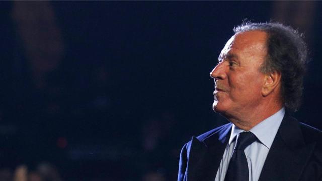 El cantante Julio Iglesias durante un concierto / EFE