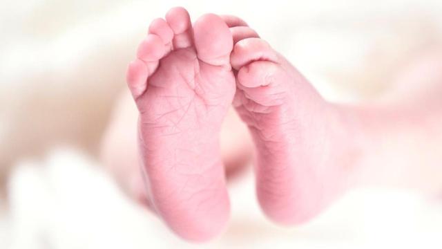 Foto de archivo de los pies de un bebé / PIXABAY