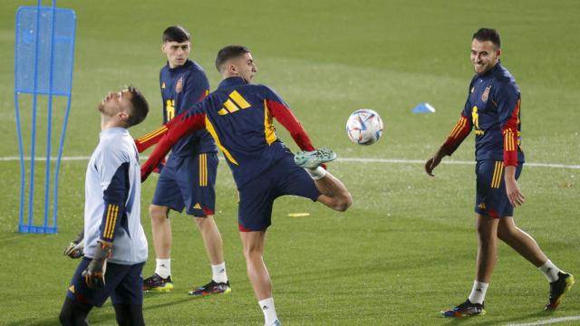Pedri, Eric García y Ferran Torres, durante un entrenamiento con la Selección / EFE