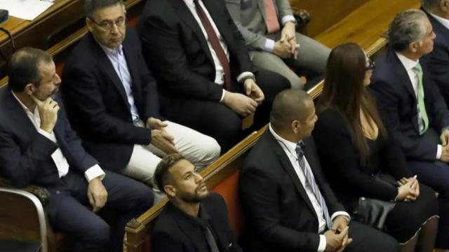 Sandro Rosell, Bartomeu, Neymar y el Barça, representado por Sergi Atienza, comparten el banquillo de los acusados de la Audiencia / EFE