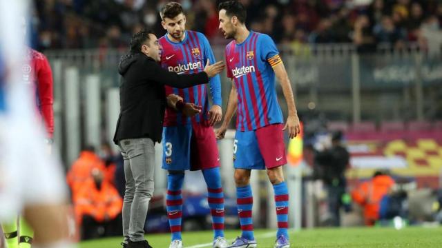Xavi da instrucciones a Piqué y Busquets