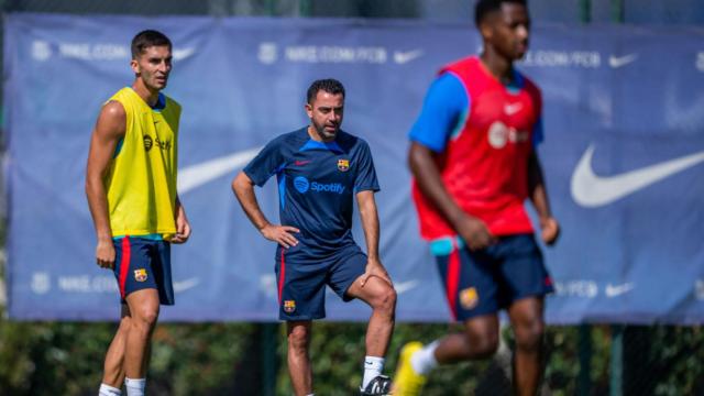 Ferran Torres con Xavi Hernández en el entrenamiento de recuperación / FCB