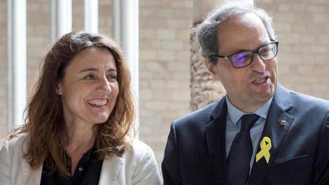 El presidente de la Generalitat, Quim Torra (d), posa junto a la presidenta de la Diputación de Barcelona, Mercè Conesa (i) / EFE