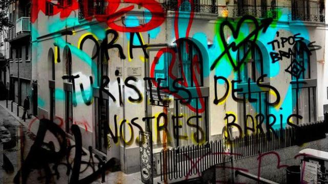 Hotel atacado de la plaza del Sol en el barrio de Gracia / FOTOMONTAJE DE CG