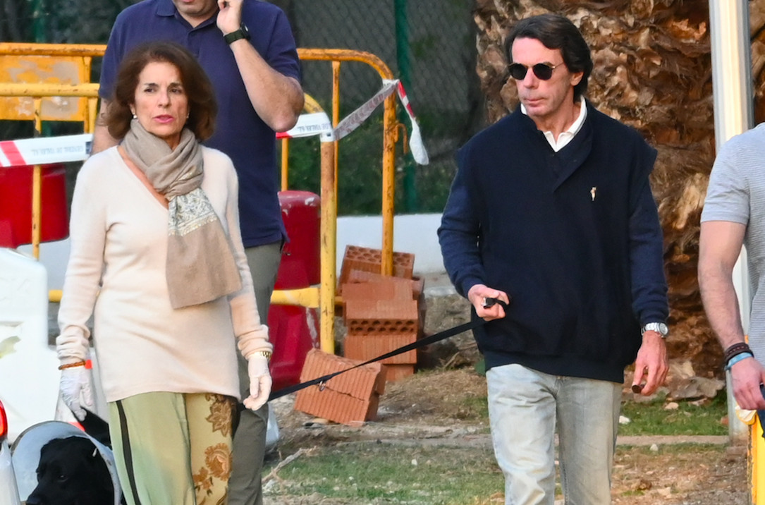 José María Aznar y su mujer Ana Botella disfrutan de un relajado paseo por Marbella en plena pandemia del coronavirus / AGENCIAS