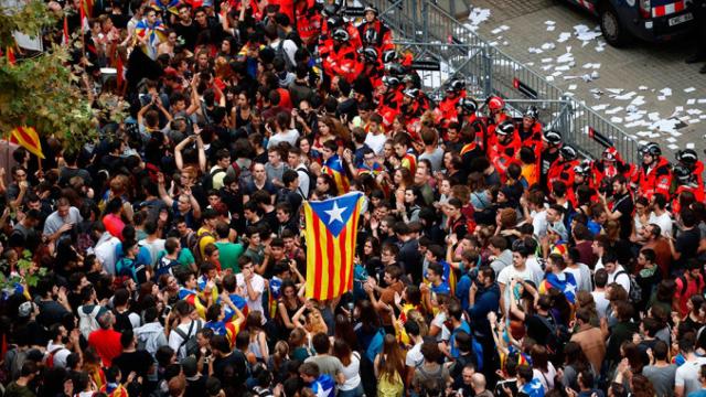 Bomberos independentistas hacen un cordón ante manifestantes pro secesión en Barcelona / CG