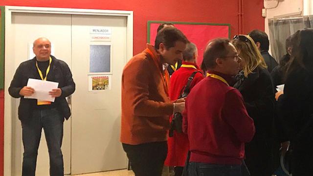 Imagen de un colegio electoral de Barcelona con una elevada presencia de apoderados el pasado 21D / CG