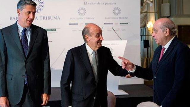 Xavier García-Albiol en el foro Tribuna Barcelona, junto a Miquel Roca y Jorge Fernández Díaz, que contó con un gélido apoyo /EFE