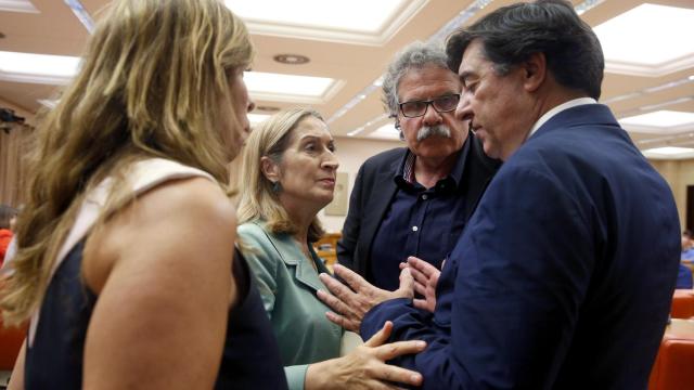 Ana Pastor, presidenta del Congreso, habla con varios diputados el martes tras la constitución de la Comisión de Economía / EFE