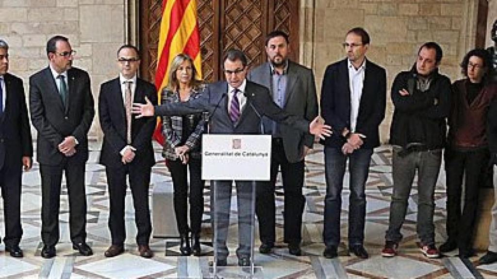 Representantes del Gobierno autonómico, CiU, ERC, ICV-EUiA y la CUP, durante la rueda de prensa de diciembre de 2013 en que anunciaron la fecha y las preguntas pactadas para celebrar un referéndum independentista en Cataluña