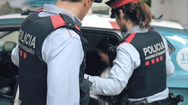 Los Mossos d'Esquadra deteniendo a una persona en una imagen de archivo / MOSSOS