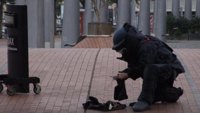 Un agente de los Tedax, cuerpo que ha encontrado cuatro kilos de explosivo en un cordón detonante / MOSSOS