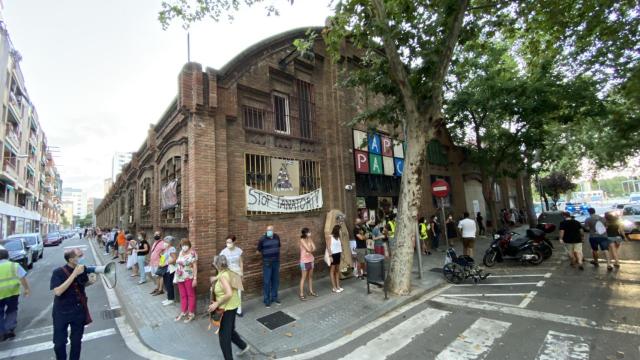 Vecinos de Sants rodeando la nave donde está previsto que se construya el tanatorio / @StopTanatori (TWITTER)