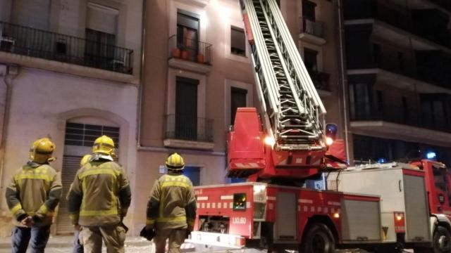 Bomberos durante una actuación de emergencia / BOMBERS