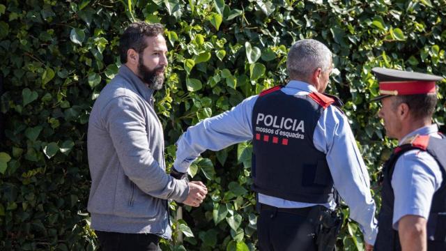 El acusado del crimen de la Urbana, Albert López, durante la reconstrucción / EUROPAPRESS