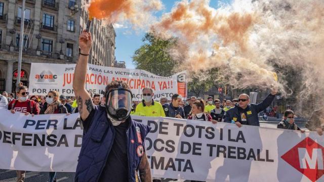 Protesta de trabajadores de TMB por el amianto en el Metro de Barcelona el pasado abril / EUROPA PRESS