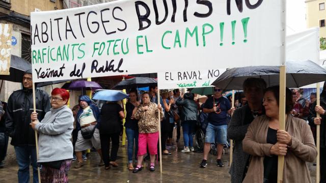 Vecinos del Raval durante una manifestación contra el narcotráfico en Barcelona, en una imagen de archivo / CG