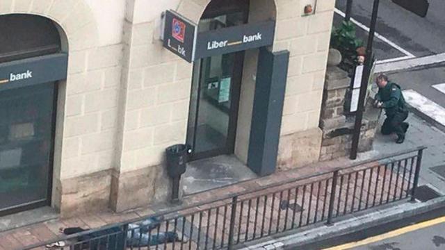 Imagen del momento del atraco en una oficina de Liberbank en Cangas de Onís (Asturias) / EP
