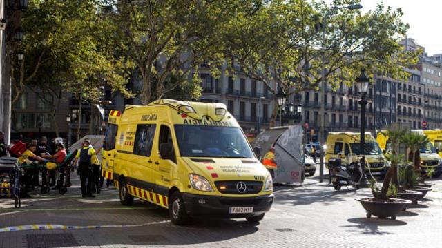 Una ambulancia en el lugar del atentado yihadista de Las Ramblas el pasado 17 de agosto / EFE