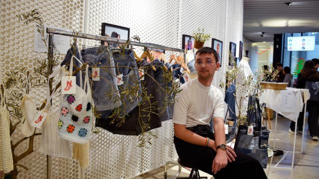 Un estudiante de la escuela de diseño durante el 'LCI Xmas Market', donde las seis especialidades del diseño se han vuelto a citar en Barcelona / CEDIDA