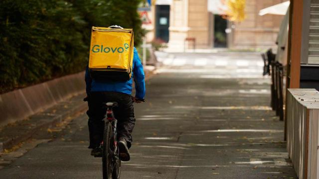 Imagen de un repartidor de Glovo en Barcelona / EFE