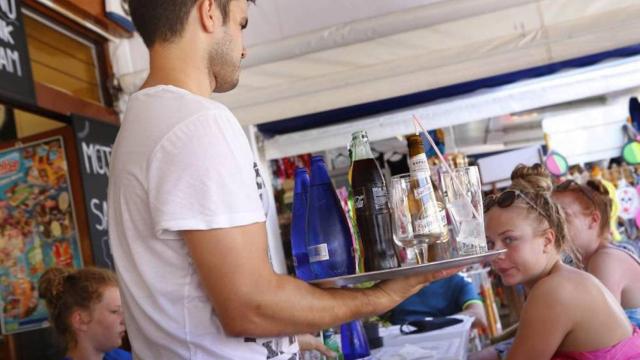 El sector servicios, uno de los que presenta descensos del paro