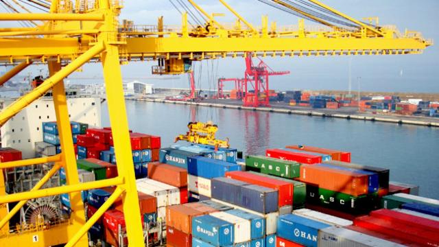 Una grúa carga contenedores en una terminal del puerto de Barcelona / EFE