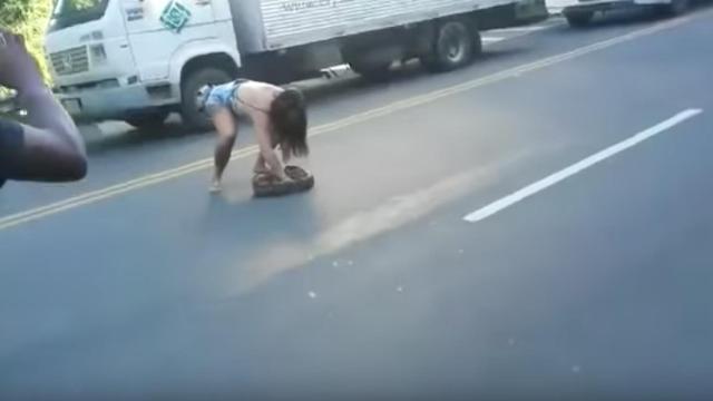 mujer atrapa anaconda