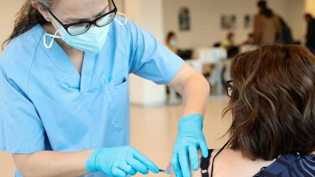 Una mujer recibe la vacuna contra el coronavirus / EUROPA PRESS